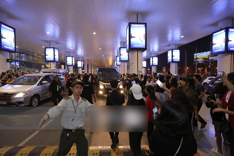 Cuối cùng Haha (Running Man) đã xuất hiện, vất vả thoát khỏi vòng vây cuồng nhiệt của fan Việt